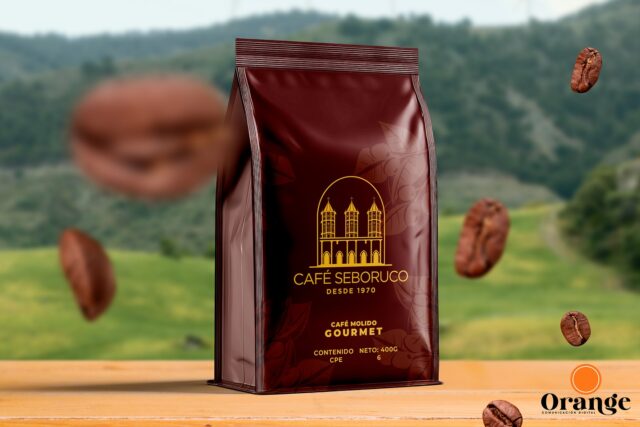 El aroma de una historia que evoluciona.
 Desde 1970, esta marca ha formado parte de los momentos más auténticos de nuestra gente: el café de cada mañana, las conversaciones sinceras, las pausas que nos conectan.

Más de medio siglo después, renovamos su imagen sin perder su esencia.
 Un nuevo logotipo, nuevos empaques, una paleta de colores inspirada en el origen, un jingle que evoca identidad y una voz de marca que suena tan cercana como siempre.
Porque las grandes marcas no cambian… evolucionan con el tiempo, pero mantienen su alma.

Hacer el rebranding de esta marca nos inspiró para desarrollar otros proyectos en el mundo del café.

Rebranding, identidad y estrategia: Orange Comunicación Digital.
#OrangeComunicacionDigital #Branding #Rebranding #Café #IdentidadDeMarca #Diseño #EvoluciónConEsencia #OrangeExperience