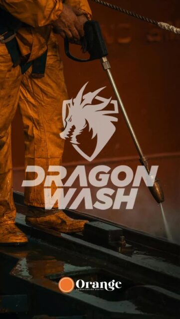 En el mundo del mantenimiento industrial y corporativo, la confianza no se pide, se impone. El caso de Dragon Wash en San Cristóbal @dragonwash.sc es el ejemplo perfecto de cómo una identidad visual bien ejecutada transforma un servicio técnico en una solución de alto nivel.

Muchos negocios cometen el error de pensar que “hacer bien el trabajo” es suficiente. En un mercado saturado, el cliente elige al que parece más capaz antes de ver el primer resultado.

Lo que logramos con el branding de Dragon Wash:

Escalabilidad: Una imagen que le permite licitar con hoteles y edificios corporativos sin dudar de su capacidad.

Memoria Visual: Un isotipo (el dragón) diseñado para ser reconocido a 50 metros de distancia desde una camioneta en movimiento.

Coherencia: Desde el casco de seguridad hasta el material digital, todo grita orden y disciplina.

En Orange no hacemos dibujos, diseñamos herramientas de venta.

Si tu empresa de servicios sigue usando un logo que parece de la década pasada, estás enviando el mensaje equivocado. Estás diciendo que eres “pequeño”.

Es hora de que tu marca tenga la autoridad que tus años de experiencia ya poseen. En Orange Comunicación Digital, convertimos tu operación logística en una marca de autoridad global.

¿Listo para que tu marca trabaje tan duro como tú? Hablemos de tu manual de identidad hoy mismo.